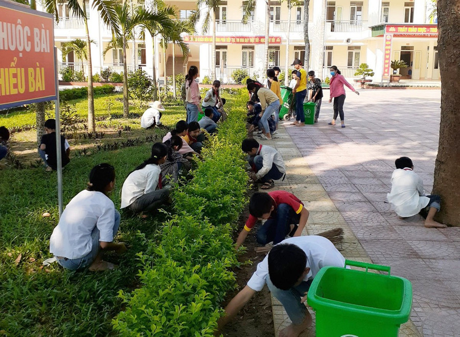 Học sinh Trường THCS Yên Thọ (Như Thanh, Thanh Hóa) tham gia vệ sinh, giữ gìn môi trường học tập xanh - sạch - đẹp. Học sinh Trường THCS Yên Thọ (Như Thanh, Thanh Hóa) tham gia vệ sinh, giữ gìn môi trường học tập xanh - sạch - đẹp.