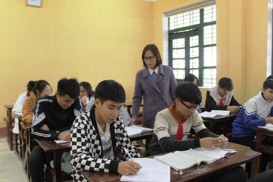 Cô giáo Nguyễn Thị Chuyên trong giờ dạy Ngữ văn tại lớp 9B, Trường THCS Thiệu Thành.