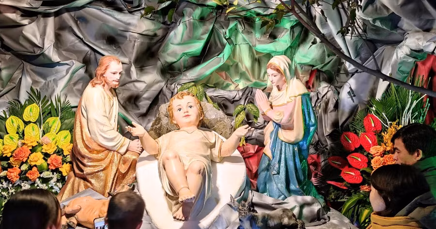 Tượng Chúa Hài đồng được mô phỏng trong khuôn viên Tòa Giám mục Thanh Hóa. Tượng Chúa Hài đồng được mô phỏng trong khuôn viên Tòa Giám mục Thanh Hóa.