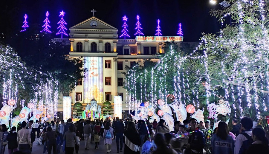 Rất đông người dân kéo đến Tòa Giám mục (TP Thanh Hóa) để hòa mình vào không khí Giáng sinh 2022 và chào đón năm mới 2023. Rất đông người dân kéo đến Tòa Giám mục (TP Thanh Hóa) để hòa mình vào không khí Giáng sinh 2022 và chào đón năm mới 2023.