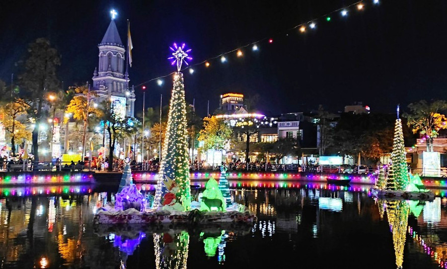 Nhà thờ lớn ở TP Thanh Hóa được trang hoàng lộng lẫy. Nhà thờ lớn ở TP Thanh Hóa được trang hoàng lộng lẫy.