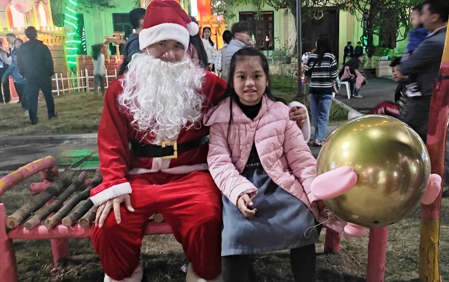 ....và chụp ảnh cùng Ông già Noel. ....và chụp ảnh cùng Ông già Noel.