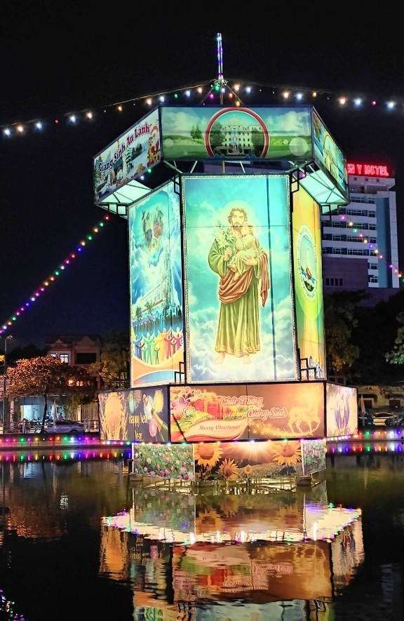 Chiếc đèn kéo quân khổng lồ được dựng giữa lòng hồ trước nhà thờ lớn ở TP Thanh Hóa. Chiếc đèn kéo quân khổng lồ được dựng giữa lòng hồ trước nhà thờ lớn ở TP Thanh Hóa.