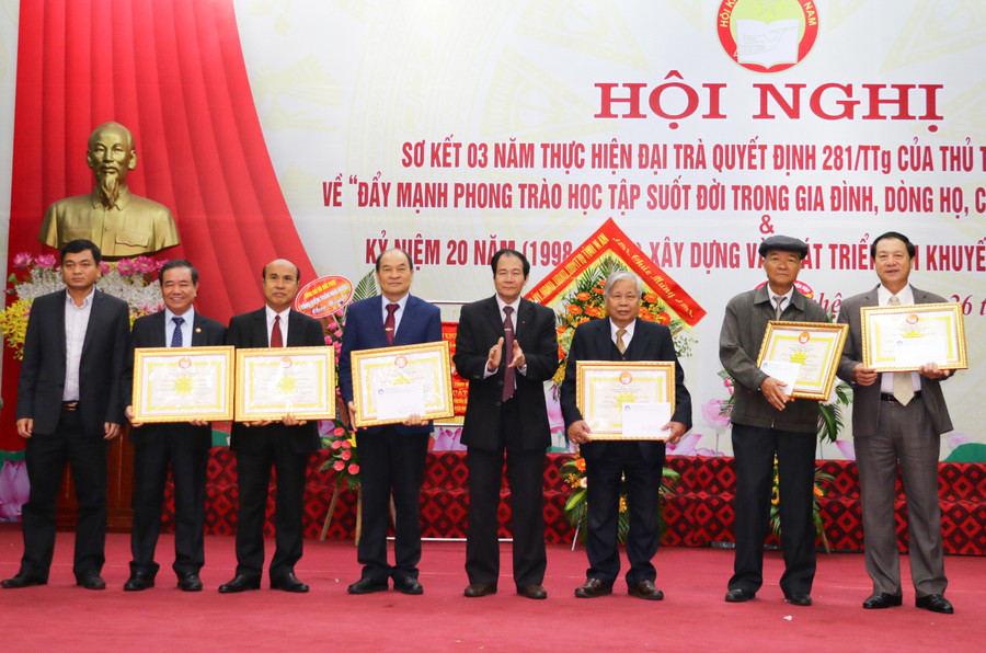 Trao bảng vàng cho các cá nhân có thành tích xuất sắc trong phong trào khuyến học