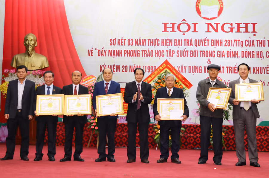 Trao bảng vàng cho các cá nhân có thành tích xuất sắc trong phong trào khuyến học