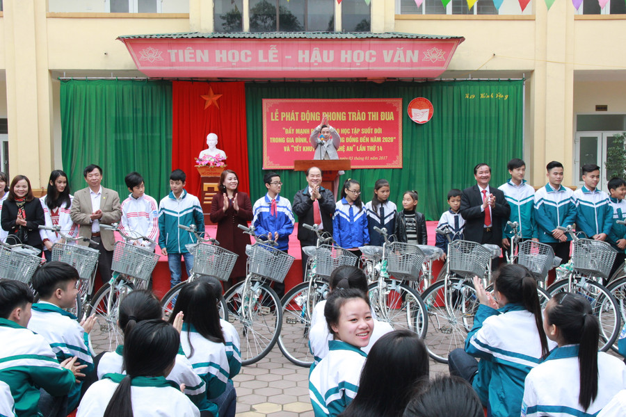 Hội khuyến học tỉnh Nghệ An trao quà cho học sinh khó khăn Hội khuyến học tỉnh Nghệ An trao quà cho học sinh khó khăn