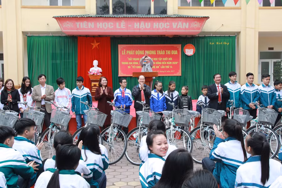 Hội khuyến học tỉnh Nghệ An trao quà cho học sinh khó khăn