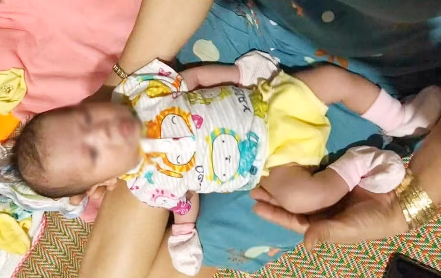 Cháu bé hiện có sức khỏe ổn định và đang được một gia đình người dân tạm thời chăm sóc