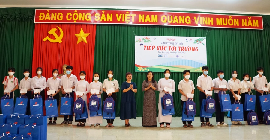 Chương trình "Tiếp sức đến trường" được tổ chức tại Hội trường UBND huyện Ba Tri, Bến Tre, sáng 6/8. Ảnh: Mạnh Tùng