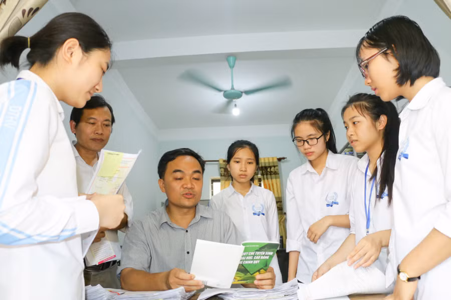 Hướng dẫn học sinh nộp hồ sơ đăng ký dự thi THPT quốc gia tại Trường THPT Nam Đàn 1 (huyện Nam Đàn, Nghệ An) 