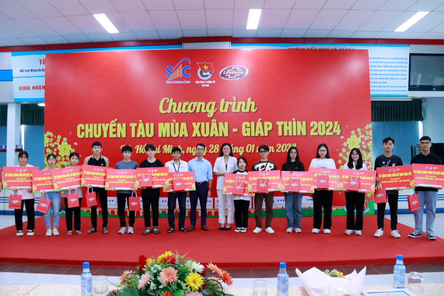 Sinh viên nhận quà trong chương trình &quot;Chuyến tàu mùa xuân&quot;. Ảnh: SAC