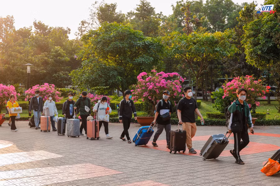 Sinh viên chuẩn bị hành lý về quê tại Trường Đại học Sư phạm Kỹ thuật TPHCM, sáng 28/1. Ảnh: HCMUTE