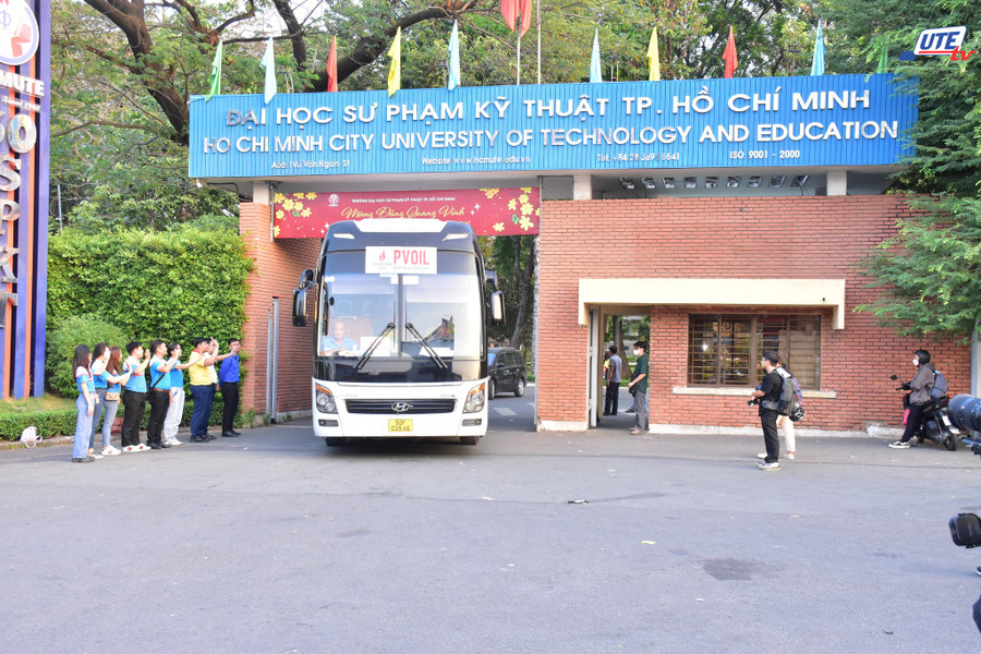 Xe khách xuất phát từ Trường Đại học Sư phạm Kỹ thuật TPHCM. Ảnh: HCMUTE