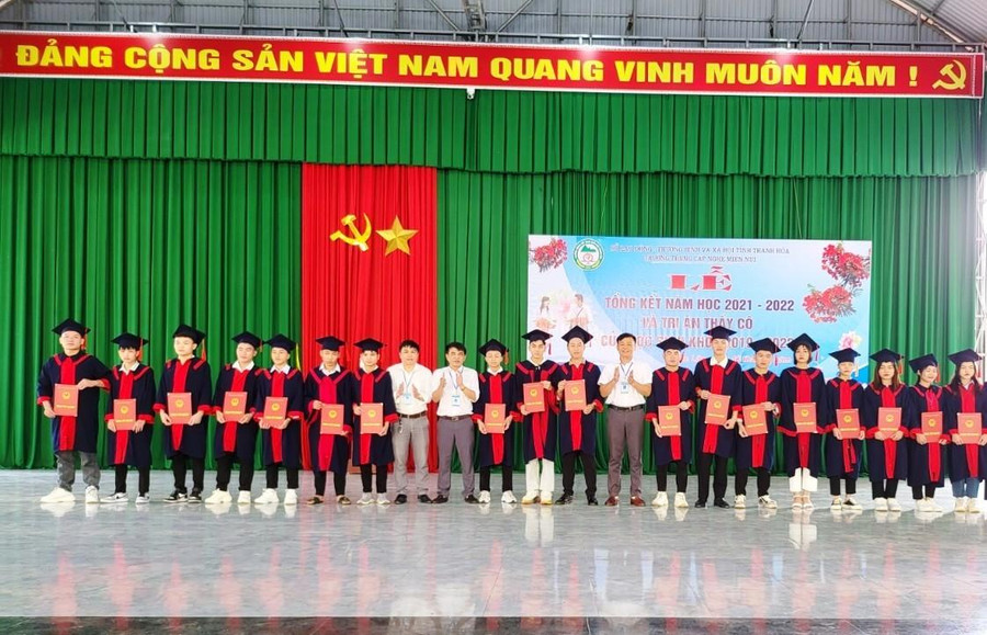 Lễ trao bằng tốt nghiệp cho học sinh ở Trường trung cấp nghề miền núi Thanh Hóa. Lễ trao bằng tốt nghiệp cho học sinh ở Trường trung cấp nghề miền núi Thanh Hóa.