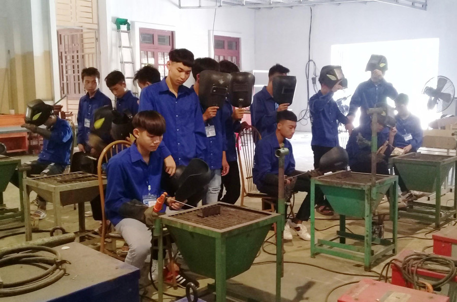 Học sinh Trường trung cấp nghề miền núi Thanh Hóa thực hành trong phân xưởng Hàn. Học sinh Trường trung cấp nghề miền núi Thanh Hóa thực hành trong phân xưởng Hàn.