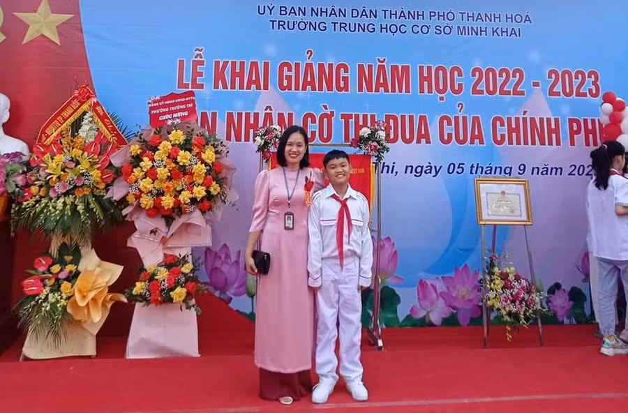Cô Nguyễn Thị Cẩm Tú và học trò Trường THCS Minh Khai (TP Thanh Hóa).