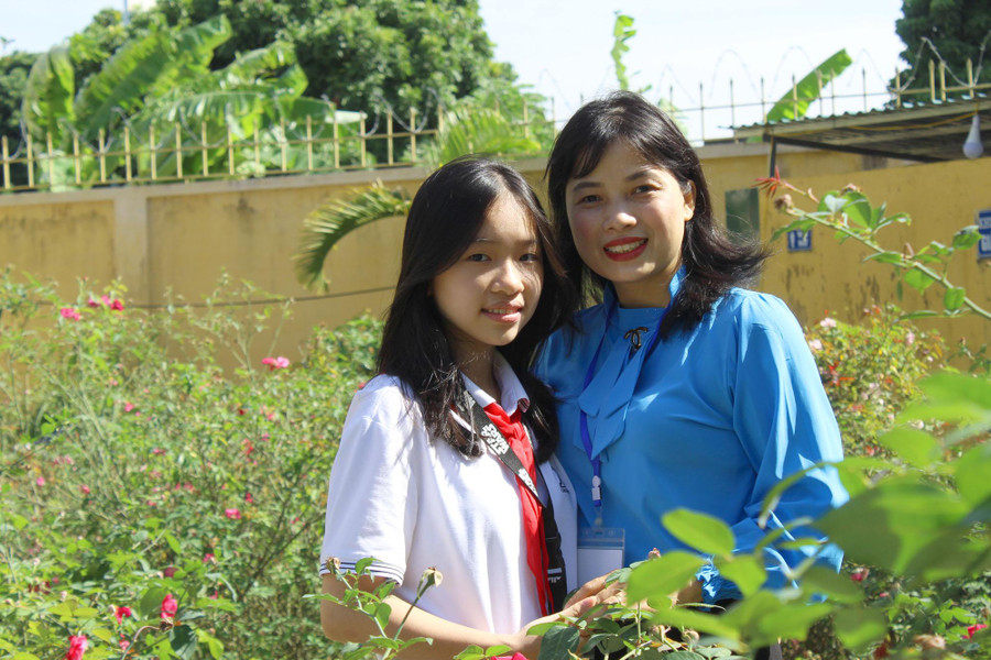 Cô giáo Đỗ Thị Hải Hiền và em Hoàng Diệp Chi, lớp 8A, Trường THCS thị trấn Hà Trung. Cô giáo Đỗ Thị Hải Hiền và em Hoàng Diệp Chi, lớp 8A, Trường THCS thị trấn Hà Trung.