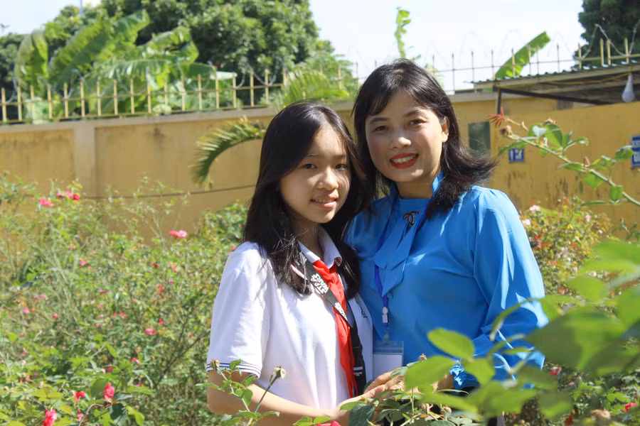 Cô giáo Đỗ Thị Hải Hiền và em Hoàng Diệp Chi, lớp 8A, Trường THCS thị trấn Hà Trung.