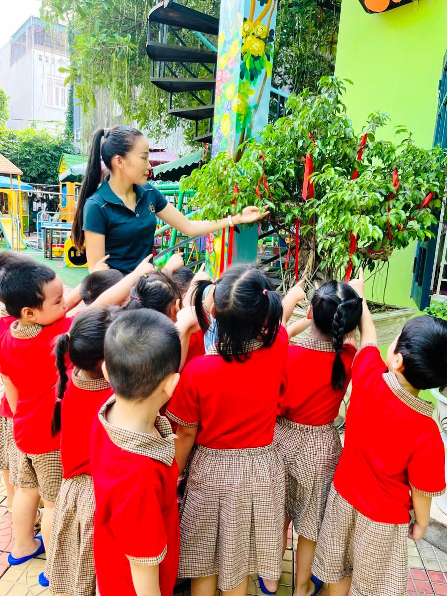 Cô giáo Phạm Thị Kim và các bé ở Trường Mầm non Đông Thọ B, TP Thanh Hóa. Cô giáo Phạm Thị Kim và các bé ở Trường Mầm non Đông Thọ B, TP Thanh Hóa.