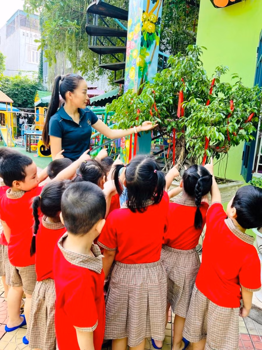 Cô giáo Phạm Thị Kim và các bé ở Trường Mầm non Đông Thọ B, TP Thanh Hóa.