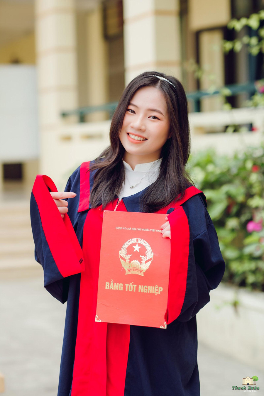 Bùi Thị Hoài và tấm bằng tốt nghiệp THPT, tại Trường THPT Dân tộc nội trú tỉnh Thanh Hóa. Bùi Thị Hoài và tấm bằng tốt nghiệp THPT, tại Trường THPT Dân tộc nội trú tỉnh Thanh Hóa.