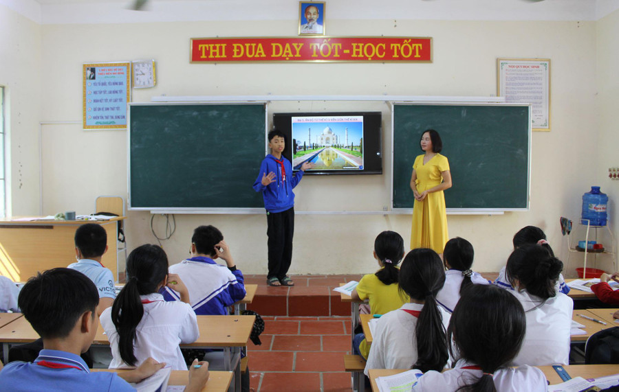 Em Lê Xuân Bình, lớp 7A, Trường THCS Tố Như (Hoằng Hóa, Thanh Hóa) tự tin thuyết trình trong giờ học môn Lịch sử và Địa lý. Em Lê Xuân Bình, lớp 7A, Trường THCS Tố Như (Hoằng Hóa, Thanh Hóa) tự tin thuyết trình trong giờ học môn Lịch sử và Địa lý.