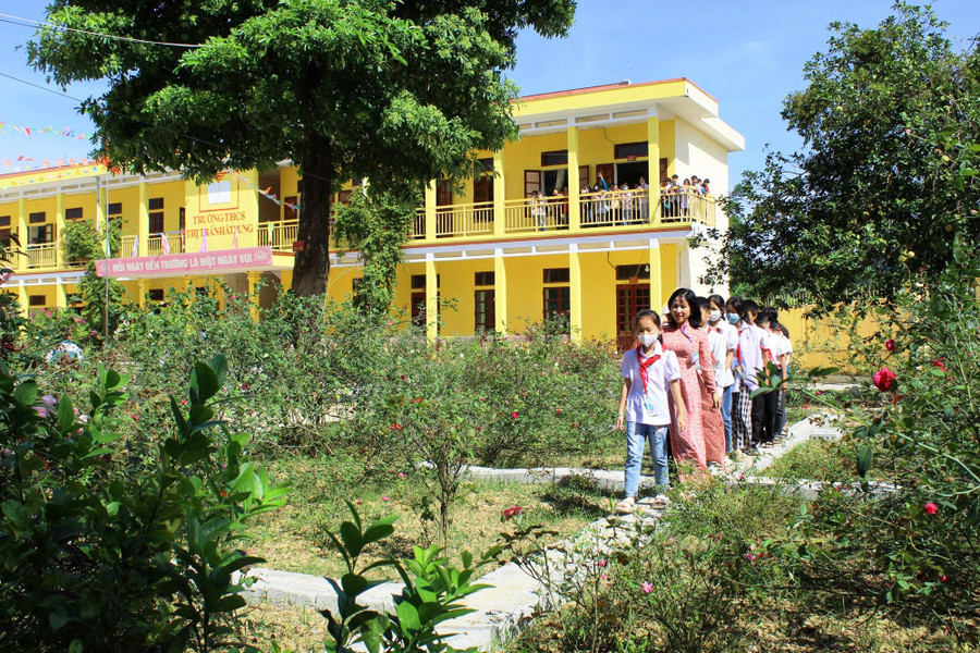 Cô và trò Trường THCS thị trấn Hà Trung tham quan khu vườn hoa hồng của trường. Cô và trò Trường THCS thị trấn Hà Trung tham quan khu vườn hoa hồng của trường.