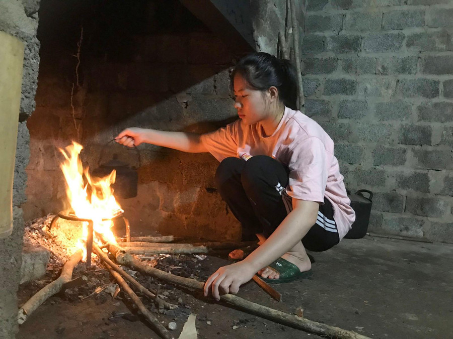 Nữ sinh Bùi Thị Hoài vào bếp nấu nướng, giúp mẹ chăm sóc em gái. Nữ sinh Bùi Thị Hoài vào bếp nấu nướng, giúp mẹ chăm sóc em gái.