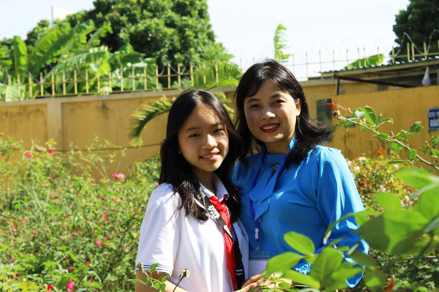 Cô Đỗ Thị Hải Hiền (áo xanh) cùng em Hoàng Diệp Chi (lớp 8A, Trường THCS thị trấn Hà Trung). Tác phẩm ‘Người mẹ hiền thứ 2” của cô trò đã xuất sắc giành giải Nhất.