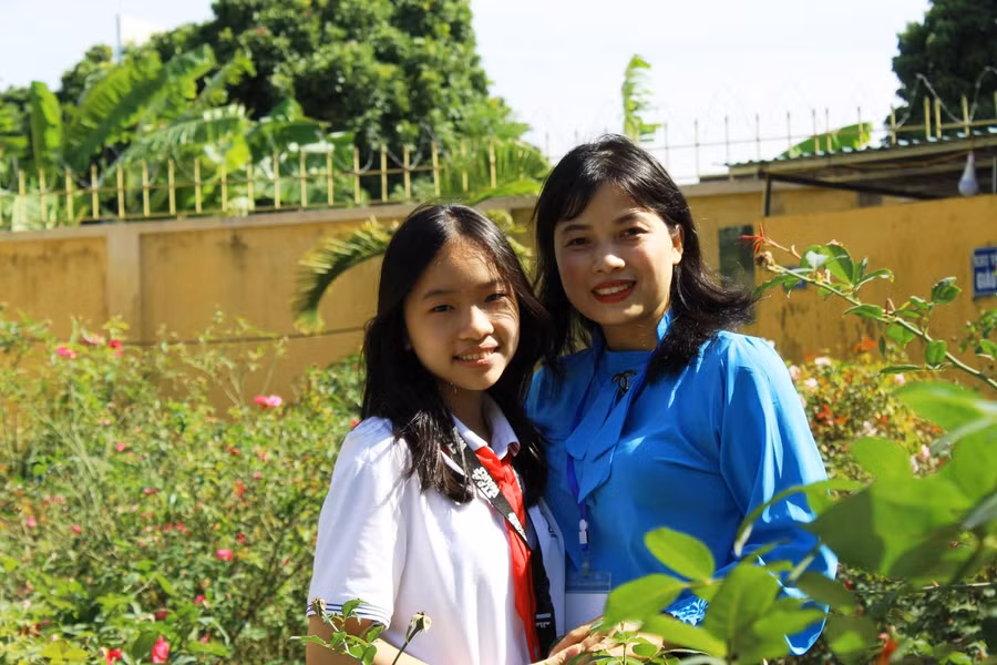 Cô Đỗ Thị Hải Hiền (áo xanh) cùng em Hoàng Diệp Chi (lớp 8A, Trường THCS thị trấn Hà Trung). Tác phẩm ‘Người mẹ hiền thứ 2” của cô trò đã xuất sắc giành giải Nhất.