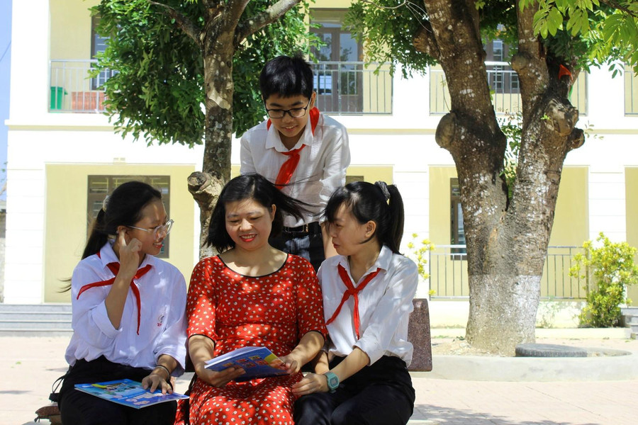 Cô Nguyễn Thị Dung (áo đỏ) cùng học sinh Trường THCS Yên Dương (Hà Trung, Thanh Hóa).