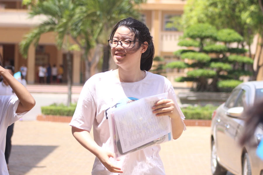 Tươi cười khi làm xong bài thi Tổ hợp Khoa học xã hội.