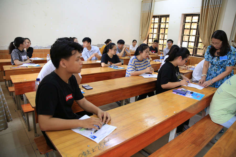 Thí sinh Nghệ An làm bài thi Tổ hợp Khoa học xã hội.