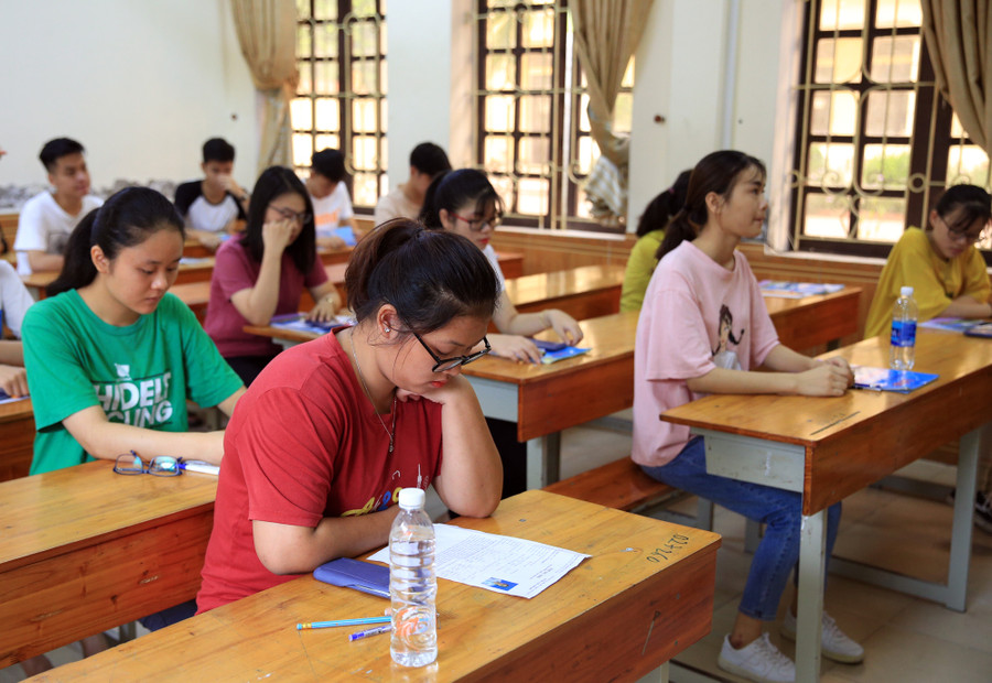 Thí sinh chuẩn bị bước vào làm bài thi Địa lý tại điểm thi THPT chuyên Phan Bội Châu (Nghệ An).