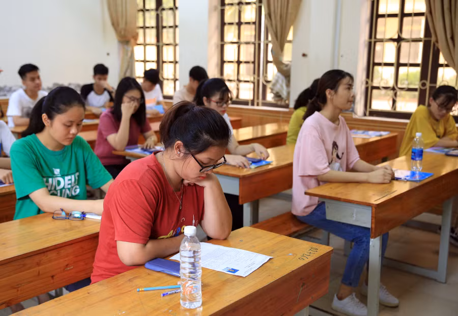 Thí sinh chuẩn bị bước vào làm bài thi Địa lý tại điểm thi THPT chuyên Phan Bội Châu (Nghệ An).