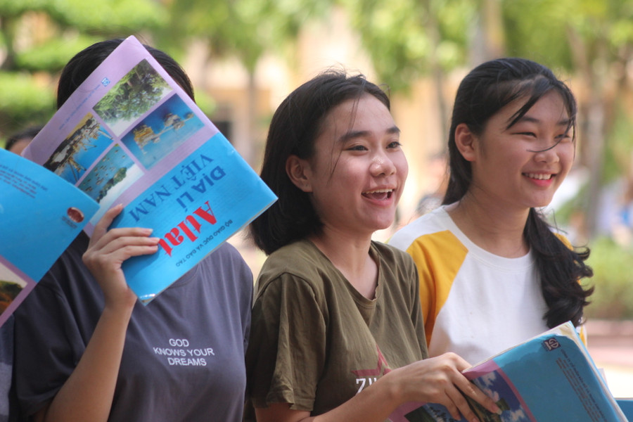 Thí sinh phấn khởi, nhẹ nhõm kết thúc kỳ thi THPT quốc gia.