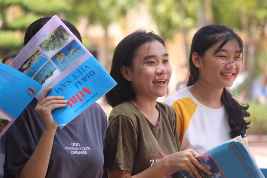 Thí sinh phấn khởi, nhẹ nhõm kết thúc kỳ thi THPT quốc gia.