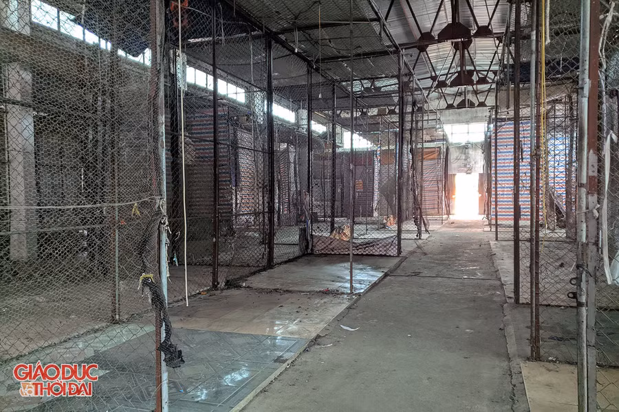 Các gian hàng bỏ không tại chợ Đô Lương cũ.