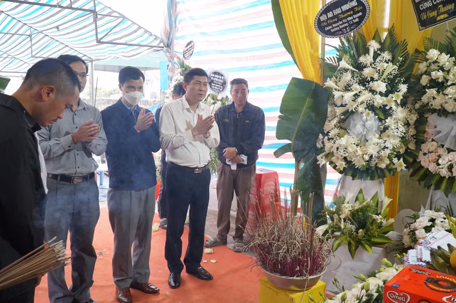 Đoàn công tác Sở GD&ĐT Nghệ An thăm viếng học sinh không may bị đuối nước. Ảnh: Hồ Lài.