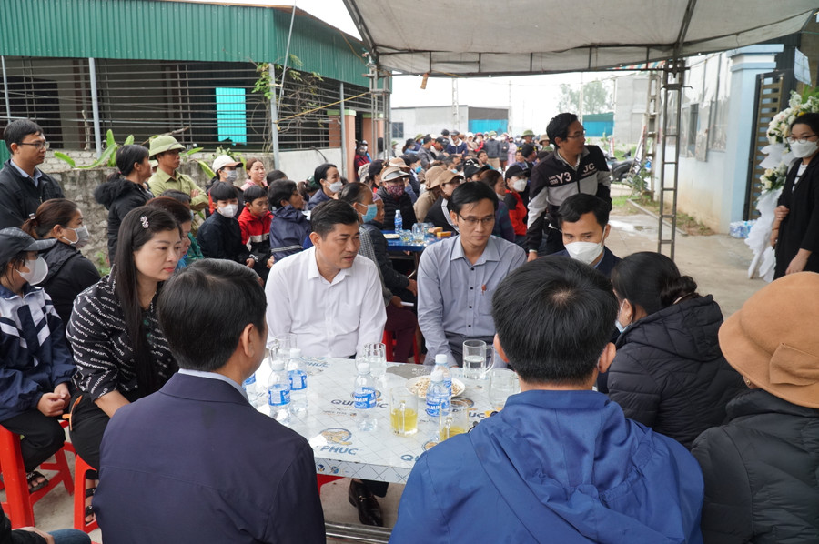 Ông Thái Văn Thành - Giám đốc Sở GD&ĐT Nghệ An chia sẻ nỗi đau thương, mất mát với gia đình có học sinh không may gặp nạn. Ảnh: Hồ Lài. Ông Thái Văn Thành - Giám đốc Sở GD&ĐT Nghệ An chia sẻ nỗi đau thương, mất mát với gia đình có học sinh không may gặp nạn. Ảnh: Hồ Lài.