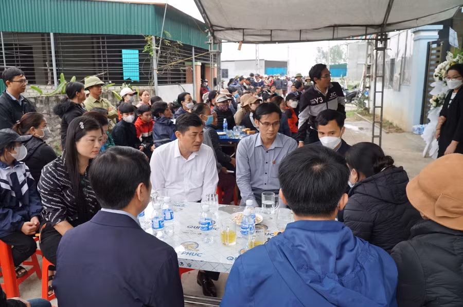 Ông Thái Văn Thành - Giám đốc Sở GD&amp;ĐT Nghệ An chia sẻ nỗi đau thương, mất mát với gia đình có học sinh không may gặp nạn. Ảnh: Hồ Lài.