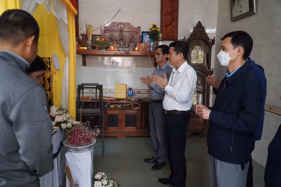 Đoàn công tác Sở GD&amp;ĐT Nghệ An thăm viếng học sinh không may đuối nước thương tâm. Cả 3 học sinh gặp nạn đều học cùng lớp 6B, Trường THCS Nghi Quang, huyện Nghi Lộc. Ảnh: Hồ Lài.