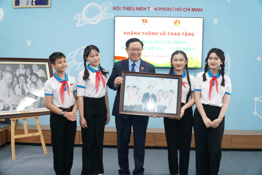 Các em học sinh Trường THCS Nam Thanh tặng món quà tự mình sáng tạo cho Chủ tịch Quốc hội Vương Đình Huệ. Ảnh: Hồ Lài. Các em học sinh Trường THCS Nam Thanh tặng món quà tự mình sáng tạo cho Chủ tịch Quốc hội Vương Đình Huệ. Ảnh: Hồ Lài.