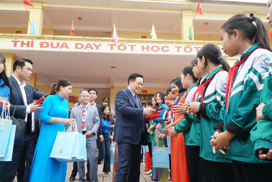 Chủ tịch Quốc hội lì xì may mắn và tặng quà cho giáo viên, học sinh Trường THCS Nam Thanh. Ảnh: Hồ Lài. Chủ tịch Quốc hội lì xì may mắn và tặng quà cho giáo viên, học sinh Trường THCS Nam Thanh. Ảnh: Hồ Lài.