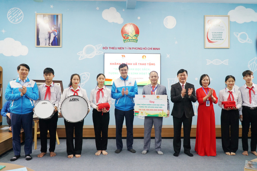Đại diện Ban Bí thư Trung ương Đoàn; lãnh đạo tỉnh Nghệ An trao tặng công trình Không gian đọc sách, tương tác, sinh hoạt Đội cùng các món quà là trống Đội, cờ Đội, khăn quàng đỏ... cho Trường THCS Nam Thanh. Ảnh: Hồ Lài. Đại diện Ban Bí thư Trung ương Đoàn; lãnh đạo tỉnh Nghệ An trao tặng công trình Không gian đọc sách, tương tác, sinh hoạt Đội cùng các món quà là trống Đội, cờ Đội, khăn quàng đỏ... cho Trường THCS Nam Thanh. Ảnh: Hồ Lài.