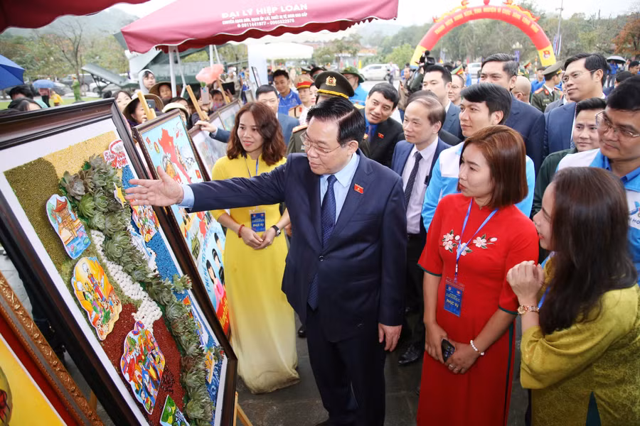 Chủ tịch Quốc hội Vương Đình Huệ tham quan triển lãm "Tự hào một dải non sông".