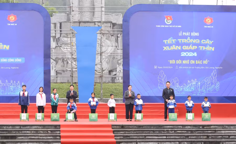 Trao quà đỡ đầu cho các em học sinh mồ côi cho đến năm 18 tuổi.