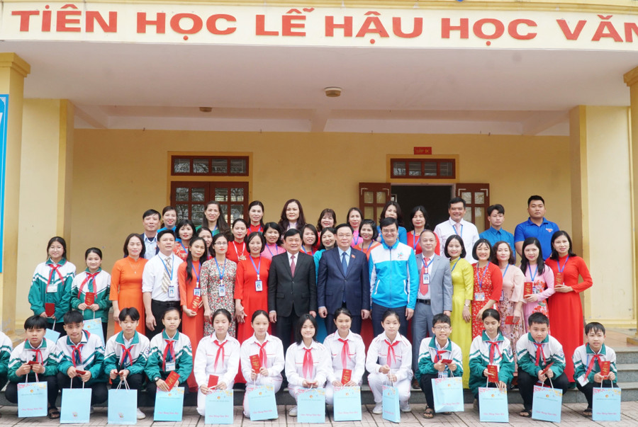 Chủ tịch Quốc hội cùng đoàn đại biểu chụp ảnh lưu niệm với thầy cô, học sinh Trường THCS Nam Thanh. Ảnh: Hồ Lài. Chủ tịch Quốc hội cùng đoàn đại biểu chụp ảnh lưu niệm với thầy cô, học sinh Trường THCS Nam Thanh. Ảnh: Hồ Lài.