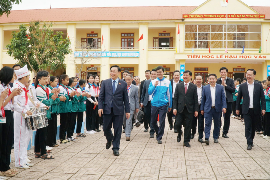 Chủ tịch Quốc hội Vương Đình Huệ cùng đoàn đại biểu trung ương và tỉnh Nghệ An về thăm và trao quà tại Trường THCS Nam Thanh, huyện Nam Đàn, Nghệ An. Ảnh: Hồ Lài. Chủ tịch Quốc hội Vương Đình Huệ cùng đoàn đại biểu trung ương và tỉnh Nghệ An về thăm và trao quà tại Trường THCS Nam Thanh, huyện Nam Đàn, Nghệ An. Ảnh: Hồ Lài.