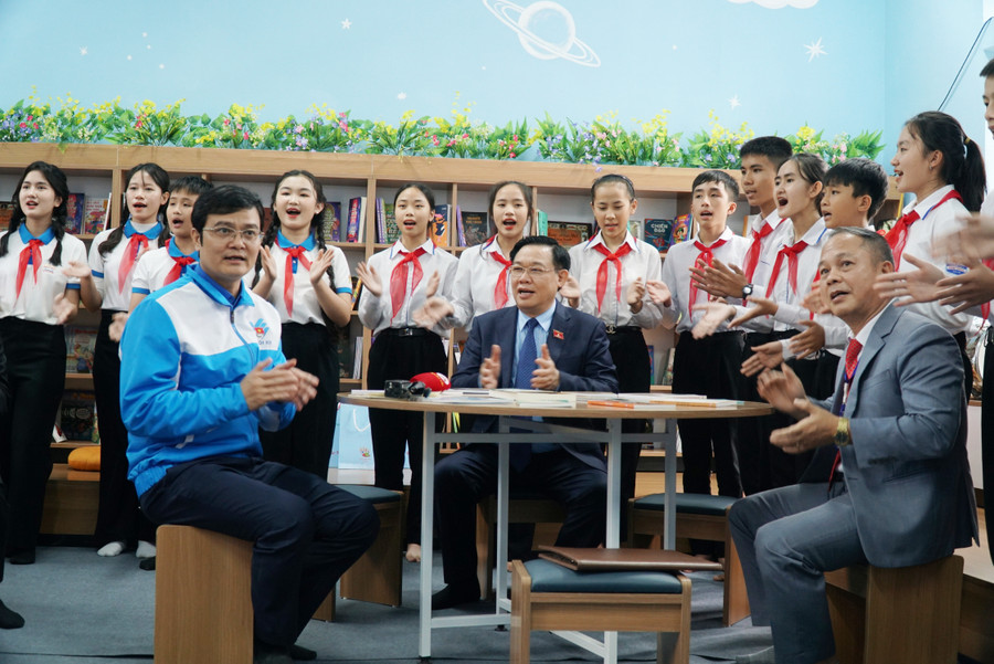 Đoàn đại biểu và các em học sinh cùng hát ca khúc Ai yêu Bác Hồ Chí Minh hơn thiếu niên nhi đồng. Ảnh: Hồ Lài. Đoàn đại biểu và các em học sinh cùng hát ca khúc Ai yêu Bác Hồ Chí Minh hơn thiếu niên nhi đồng. Ảnh: Hồ Lài.